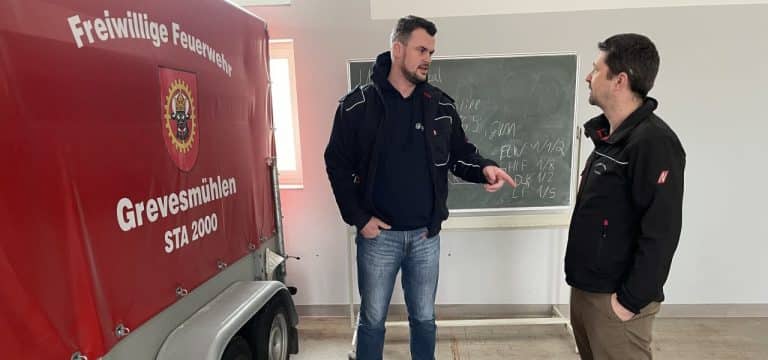 Kreiswehrführer und Landrat besuchen Feuerwehr-Lehrgänge vor Ort
