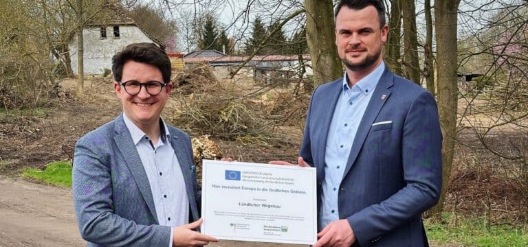 Mehr als 470.000 Euro Fördermittel für den Ausbau des ländlichen Weges übergeben