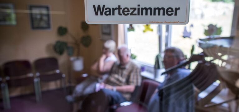 „Nicht mit Zahlen rumwerfen“: Lauterbachs Hausärzte-Alarm kommt schlecht an