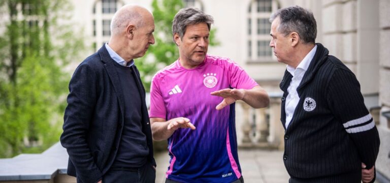 Unstimmigkeiten nach Adidas-Aus: Habeck empfängt DFB-Bosse in pink
