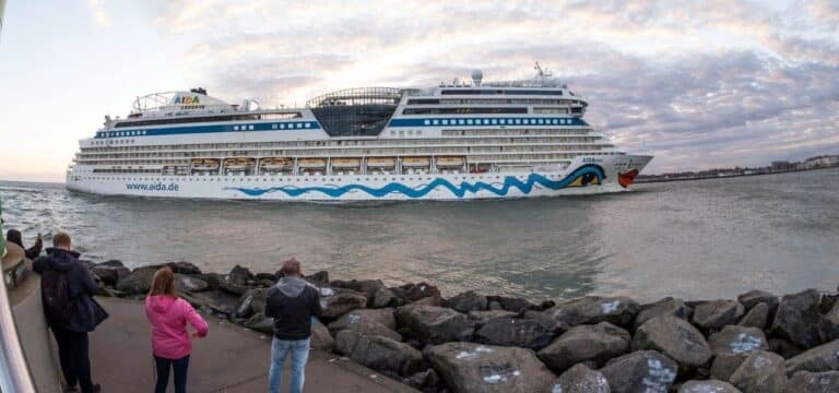 Kreuzfahrtschiff „Aidamar“ eröffnet Saison in Warnemünde