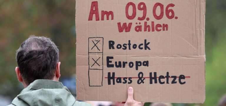 Hunderte demonstrieren in Rostock gegen einen AfD-Infostand