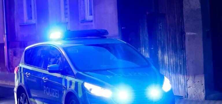 Betrunken am Steuer: Mann entdeckt schlafende Autofahrerin