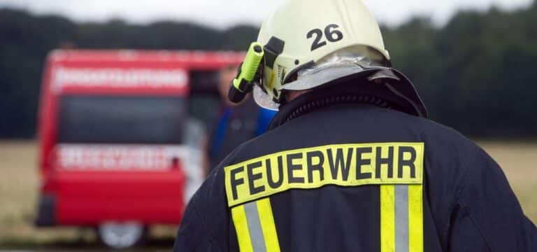 Feuer beschädigt Holzhütten – Verdacht auf Brandstiftung