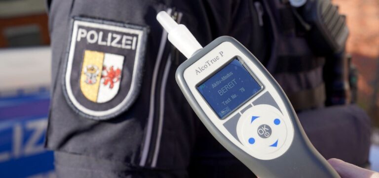 Betrunkener fährt Auto in Baugraben und flüchtet zu Fuß