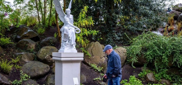 „Kranzwerfende Viktoria“ im Schweriner Burggarten zu sehen