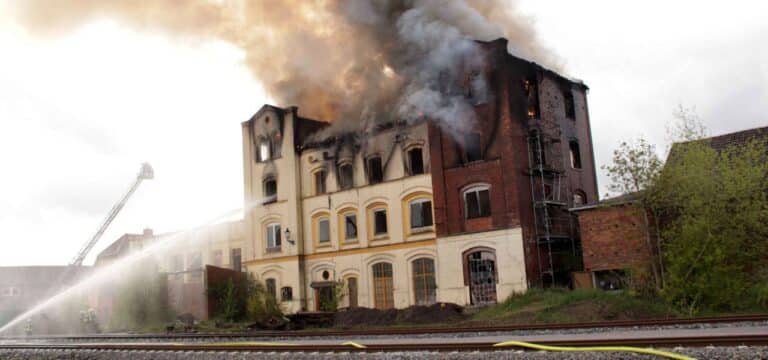 Großbrand: Polizei vermutet Brandstiftung