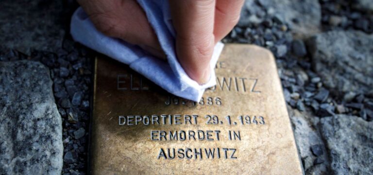 Wismar: Stolpersteine putzen – gegen das Vergessen