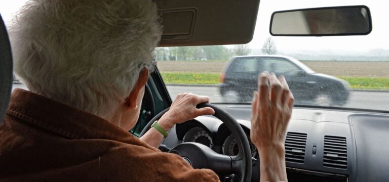Medikamente und Co. – Autofahren im Alter: Wie sicher bin ich unterwegs?