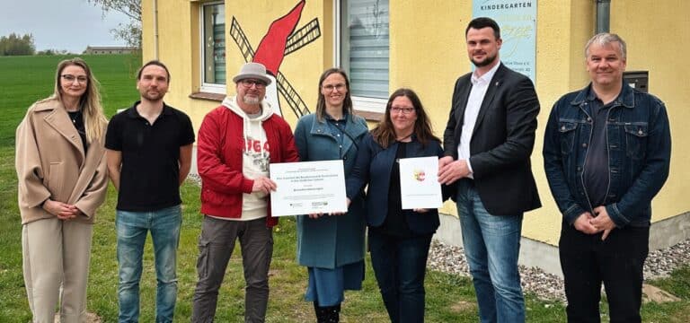 Landkreis übergibt Fördermittel an die Kita in Stove