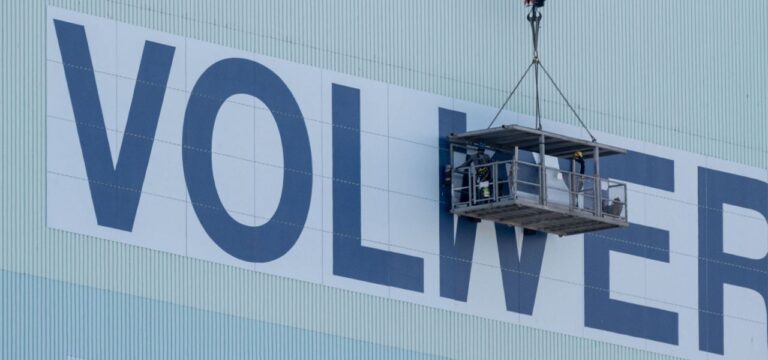 Neuer Schriftzug entsteht an der Volkswerft Stralsund