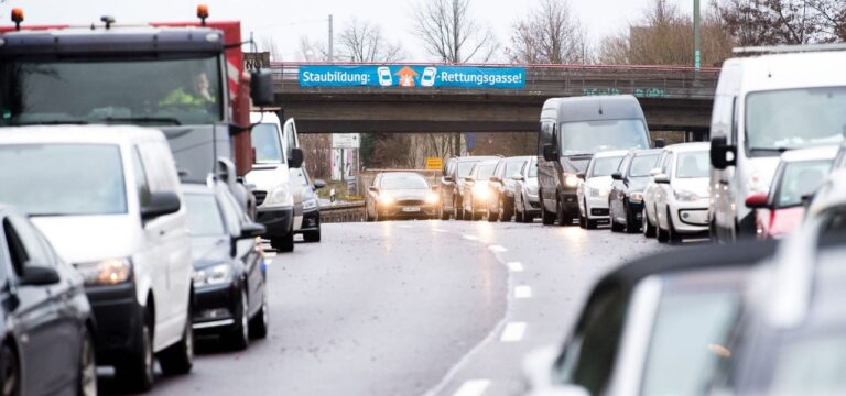 Stau auf A20 am Vormittag wegen brennendem Pkw