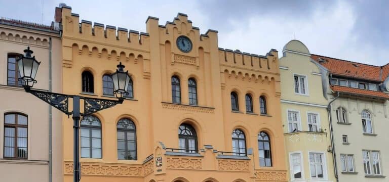 Unfall in der Altstadt: Auto prallt gegen das Stadthaus in Wismar