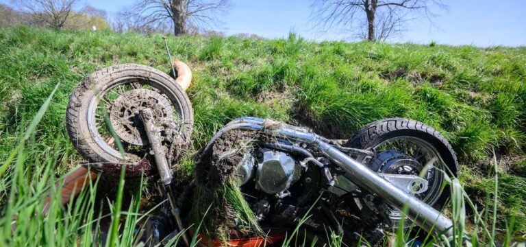 Motorradfahrer kollidiert mit zwei Radfahrern – drei Verletzte auf der L 101