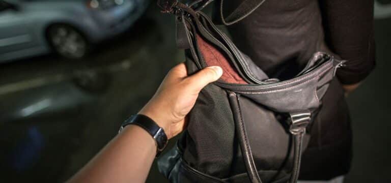 Versuchter Raub in der Schweriner Altstadt – Polizei sucht wichtigen Zeugen