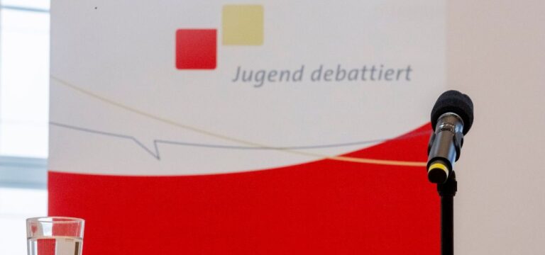 Fritzi Häcker und Nele Olk gewinnen „Jugend debattiert“