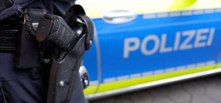 Mann attackiert und verletzt zwei Menschen in Straßenbahn