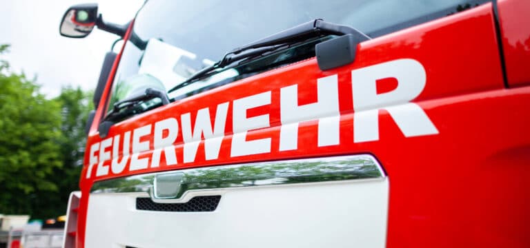 Unbekannte zünden Kinderwagen an: drei Verletzte