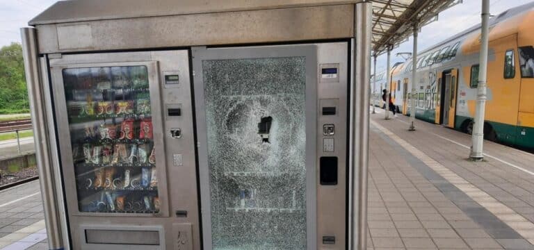 Wismar: Getränkeautomat am Bahnhof zerstört – Polizei sucht Zeugen