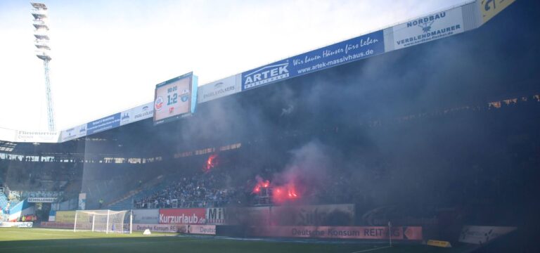 Knapp 30 Minuten Unterbrechung: Hansa Rostock steigt nach Krawallen und Fast-Abbruch ab