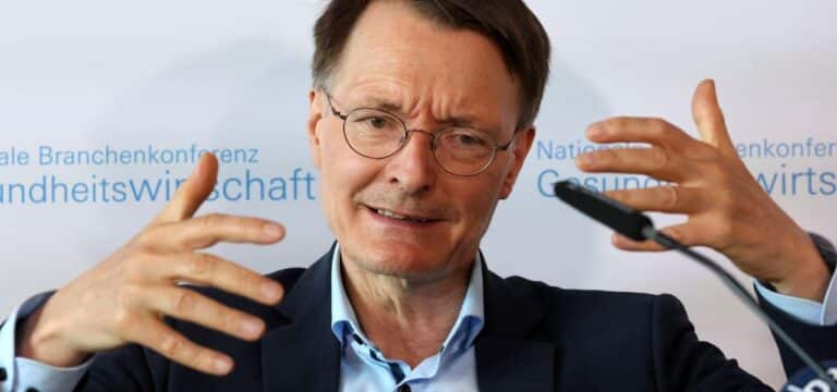 Bundesweit am 29. April: Lauterbach verkündet Start der elektronischen Patientenakte
