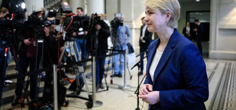 Schwesig in Paris: „Eng beieinander bleiben“