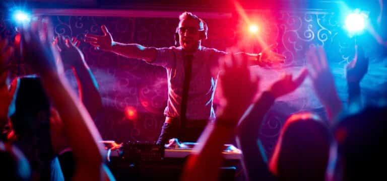 Premiere der „real OLD‑DJ Party“ in Wismar: 80er‑ und 90er‑Vibes treffen auf modernen Clubsound