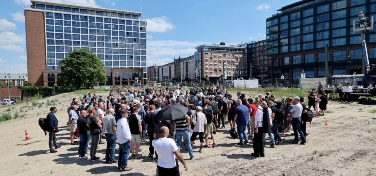 Baustellenbesuch: Ensemble erklimmt „Volkstheater-Hügel“