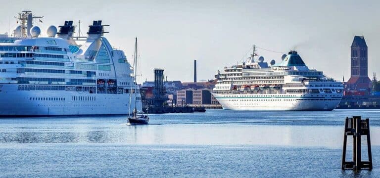 Wismar: Doppelanlauf – Zwei Kreuzfahrtschiffe eingelaufen