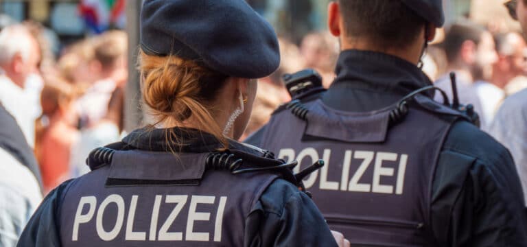 Drei Verletzte bei Auseinandersetzung mit 150 Beteiligten