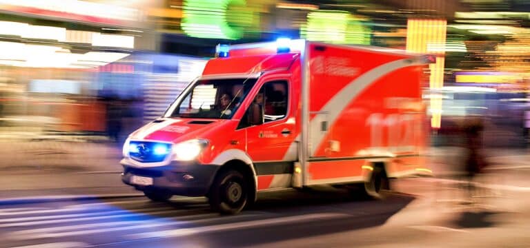 Schwerverletzte auf der B105 – Ersthelfer reanimieren Mann