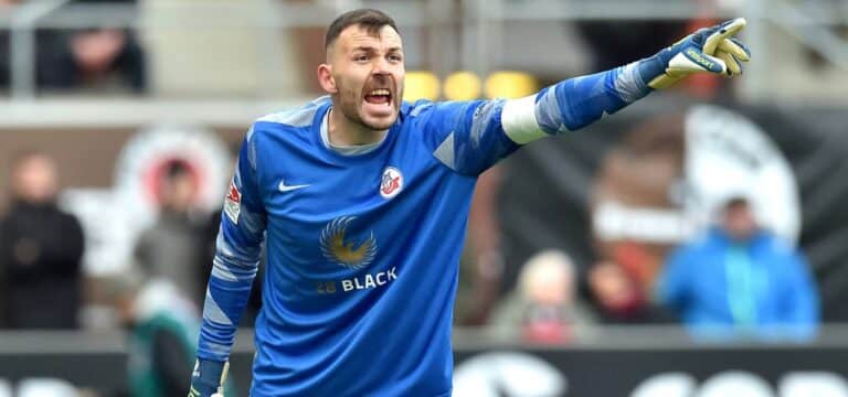 Rostock-Kapitän Kolke vor Unterschrift bei Werder – Nr. 3 hinter Zetterer und Backhaus