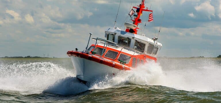 Rostock: Seenotrettungskreuzer „Arkona“ bringt verletzten Seemann sicher an Land