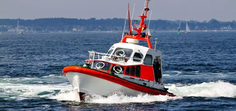 Rund 150 Retter trainieren vor Warnemünde den Ernstfall: Seenotretter trainieren in der Ostsee