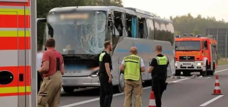 16 Menschen bei Unfall mit Reisebus leicht verletzt