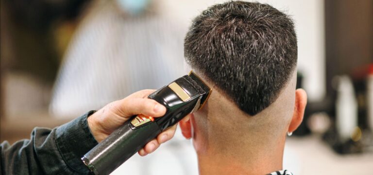 Schuppen, Pusteln, Haarausfall: Hygiene-Mängel in vielen Barbershops sorgen für Pilzinfektionen bei Männern