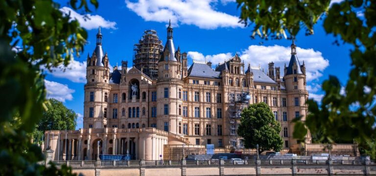 Schweriner Einheitsfeier zeigt Ausstellungen zum Thema DDR