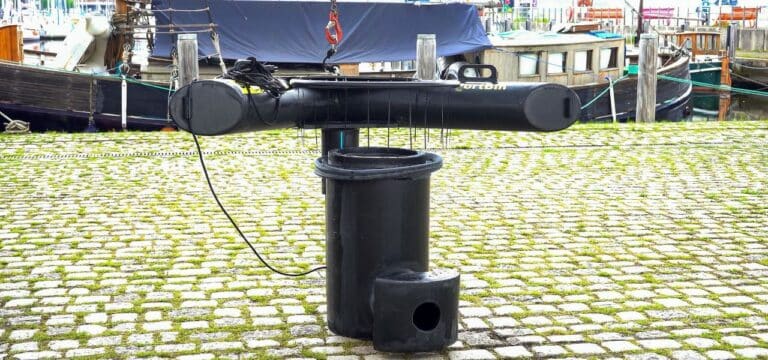Spezial-Eimer fangen Plastikmüll im Rostocker Hafen