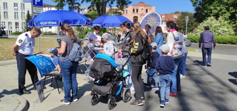 Die Präventionsberater der Wismarer Polizei informieren vor Ort