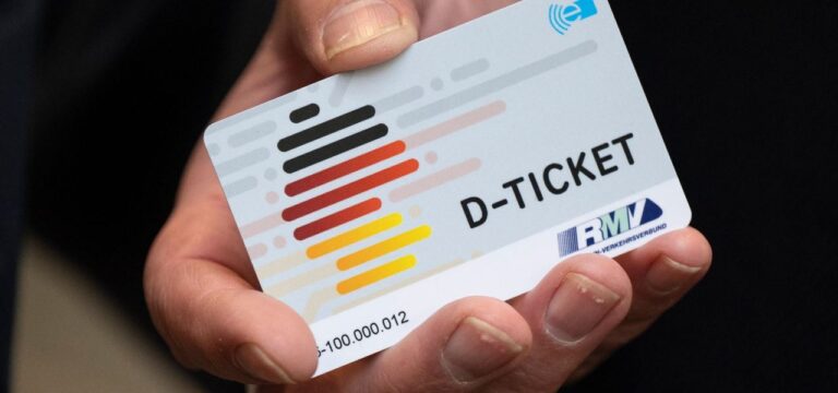 Ministerium rechnet mit mehr Nutzern des D-Tickets im Sommer