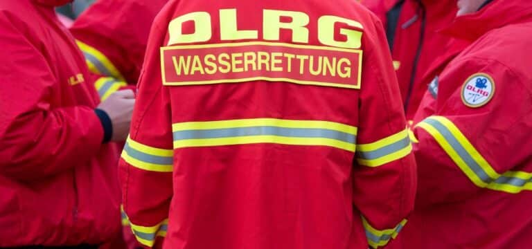Rettungsschwimmer orten 17-Jährige in Not mit Drohne