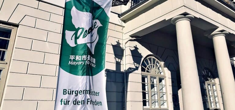 Mayors-for-Peace-Flagge vor dem Rathaus in Wismar