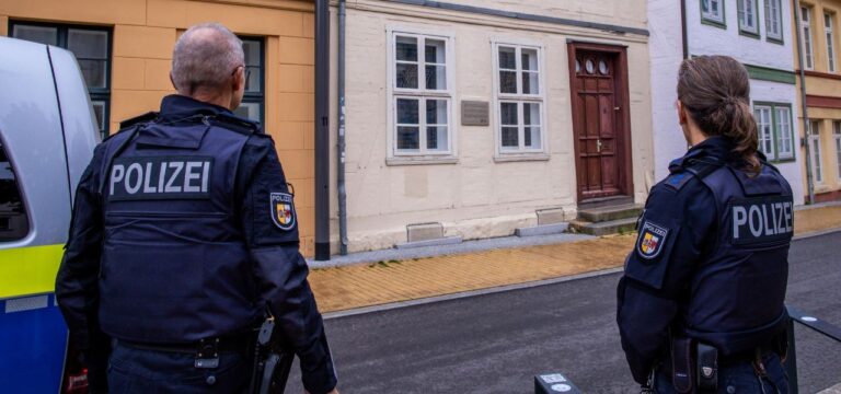 Betrunkener beißt Polizisten – Auch Sanitäterin angegriffen