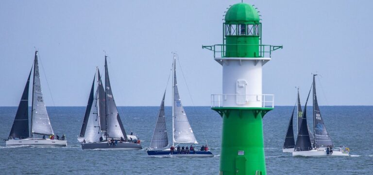 Segel hissen und Festumzug zum Start der Warnemünder Woche