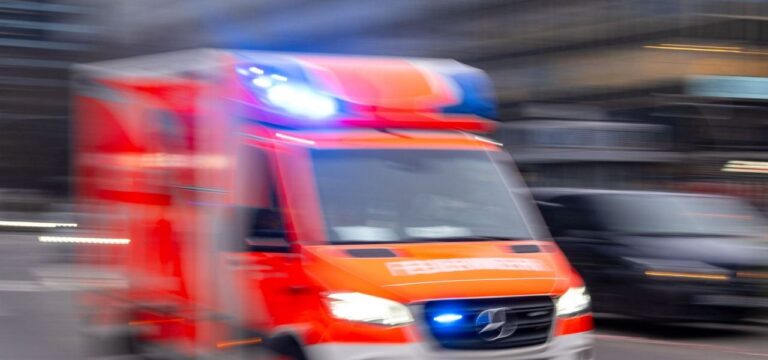 Zwei Menschen nach Unfall auf A19 schwer verletzt