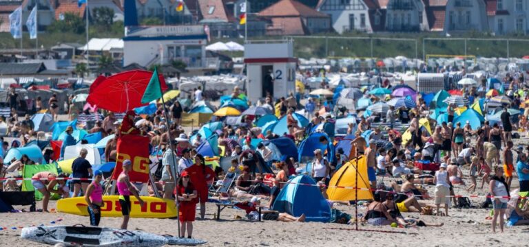 Volle Strände zu Beginn der Sommerferien