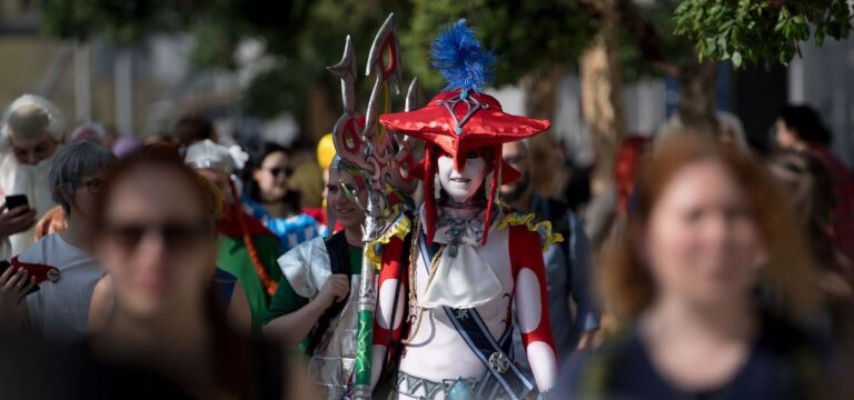 Zu echt: Polizei nimmt Cosplay-Anhängerin Samurai-Schwert ab