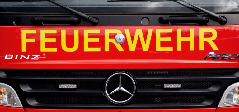 Mann nach Wohnungsbrand lebensbedrohlich verletzt in Klinik