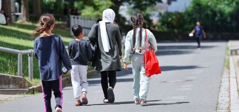 Überwiegend aus rechter Szene: Hunderte Angriffe auf Flüchtlinge in Deutschland