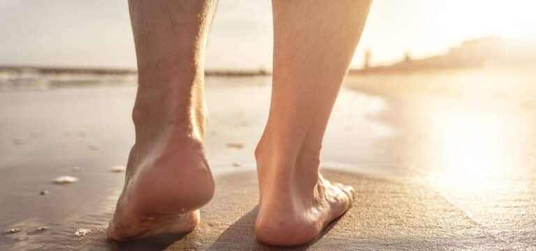 Endlich raus aus den Schuhen: Ist Barfußlaufen wirklich so gesund?